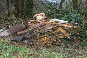 Abfallholz auf einem Haufen, Holzmüll