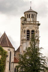 Naklejka premium Pierrefonds. Église Saint-Sulpice sous ciel couvert. Oise. Picardie. Hauts-de-France 