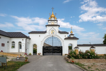 Fototapeta na wymiar Entrance gate in the Kostomarovsky female Spassky monastery