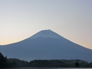 Fototapeta premium 田貫湖から日の出前の富士山の景色。