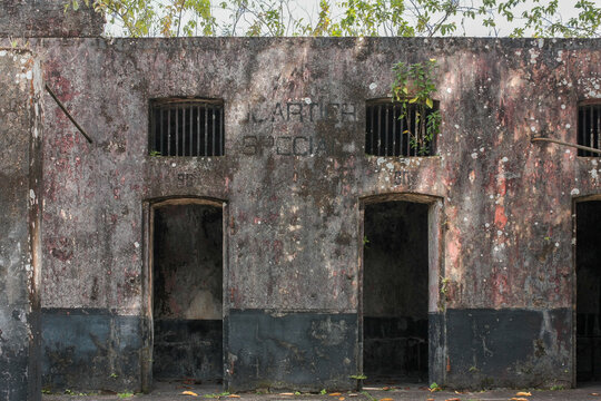 B&acirc;timents du bagne de Saint-Laurent-du-Maroni en Guyane Fran&ccedil;aise lors d'une journ&eacute;e ensoleill&eacute;e.