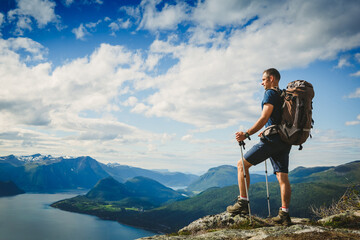 Naklejka premium Traveller with backpack and mountain panorama. Norway