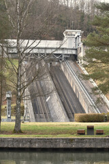 Splendide, magnifique ouvrage et réalisation et qui évite de franchir 17 écluses, le plan incliné d'Arzviller dans le Bas-Rhin qui grâce à sa baignoire fait monter ou descendre plusieurs bateaux 