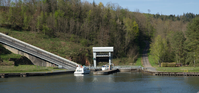 Point d'arriv&eacute;e ou de d&eacute;part du plan inclin&eacute; d'Arzviller  dans le Bas-Rhin en Alsace selon que l'on est avalant ou montant et cet &eacute;difice &eacute;vite de passer 17 &eacute;cluses, une performance technique