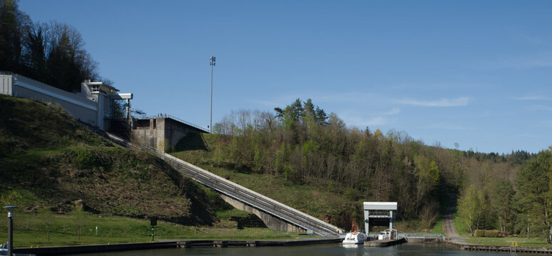 Transport&eacute;s le long de la pente dans une baignoire les bateaux franchissent le d&eacute;nivel&eacute; et &eacute;vite le franchissement de 17 &eacute;cluses gr&acirc;ce au plan inclin&eacute; d'Arzviller dans le Bas-Rhin en Alsace