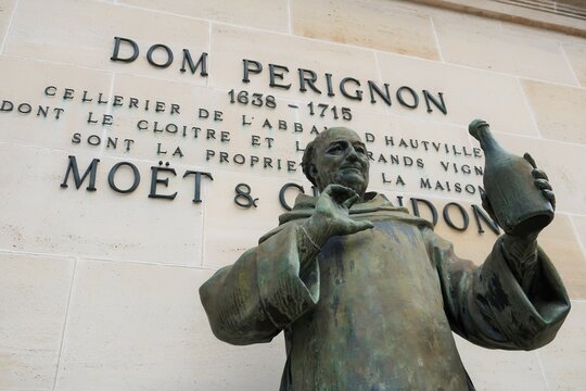 Statue du moine Dom Pérignon au siège social de la grande maison de champagne Moët & Chandon, célèbre marque de champagne, à Épernay – mai 2022 (France)