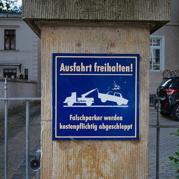 Verbotsschild Ausfahrt freihalten an einem Steinpfeiler mit Abschleppsymbol, Leipzig, Sachsen, Deutschland
