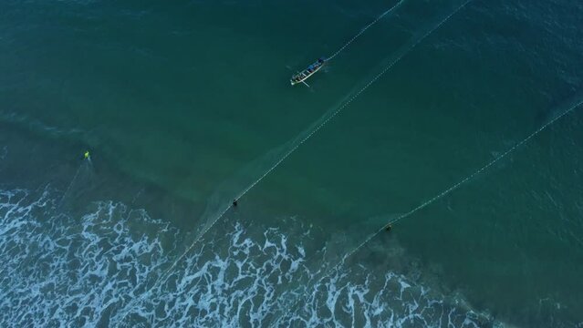 Surrounding the shoal in traditional mullet fishing.LAGOINHA 