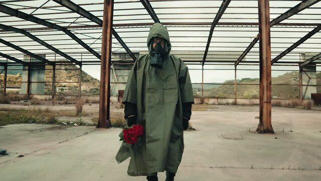 soldier lays on the ground a bouquet of red roses