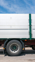 Camión de cabina verde y metálico