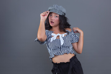 Naklejka premium Young Chinese girl posing for the camera on a gray background