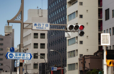 Obraz premium 東京「寿四丁目」国際通り（都道462号蔵前三ノ輪線）の道路標識と街並み
