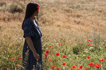 Mujer en campo de amapolas