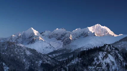 Gardinen Schöne felsige Berge mit Schnee. Panorama der Winterberge. Sonnenuntergangsberge © Ivan