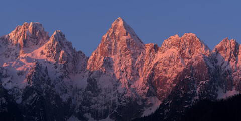 Naklejka premium Majestic mountain peaks in the morning sun