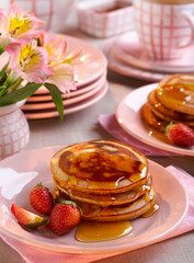 Panquecas com mel e morangos