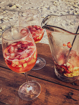 Drinque Clericot na praia de Juquehy. Drink com frutas e espumante.