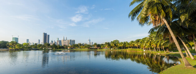 Obraz premium Beautiful panorama view of the Kuala Lumpur skyline at Titiwangsa Lake Gardens, Malaysia