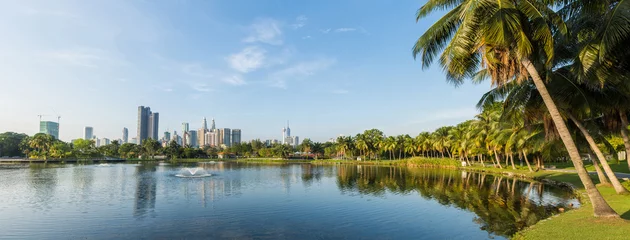 Foto op Aluminium Beautiful panorama view of the Kuala Lumpur skyline at Titiwangsa Lake Gardens, Malaysia © gracethang