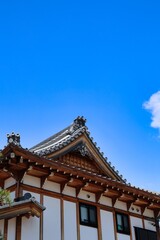 Naklejka premium 快晴の青空と古い建築物の風情ある瓦屋根