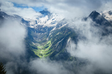 Nebelverhangenes Gebirgstal im tiroler Zillertal