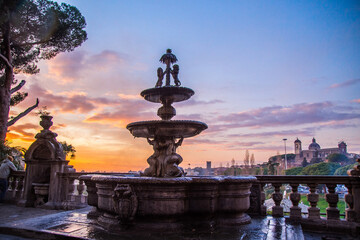 Fototapeta na wymiar Fontana del cortile di Palazzo dei Priori, Comune di Viterbo, Panorama al tramonto