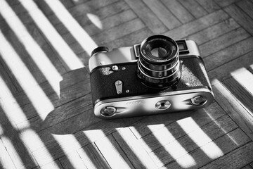 stary radziecki aparat na kliszę na drewnianej podłodze 