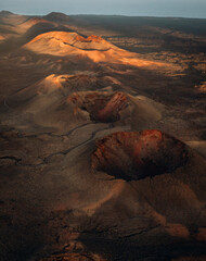 Vulkanlandschaft von Timanfaya mit der Drohne - Sonnenaufgang