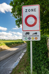 Panneau de signalisation circulation interdite zone ZFE à l'entrée de la métrople de Rouen dans une campagne - obrazy, fototapety, plakaty