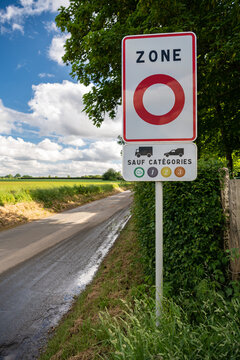 Panneau de signalisation circulation interdite zone ZFE &agrave; l'entr&eacute;e de la m&eacute;trople de Rouen dans une campagne