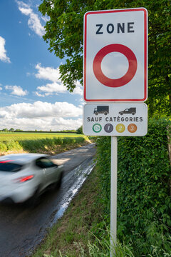 Panneau de signalisation circulation interdite zone ZFE &agrave; l'entr&eacute;e de la m&eacute;trople de Rouen dans une campagne