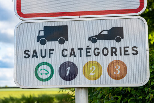 Panneau de signalisation circulation interdite zone ZFE à l'entrée de la métrople de Rouen dans une campagne