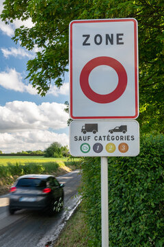 Panneau de signalisation circulation interdite zone ZFE &agrave; l'entr&eacute;e de la m&eacute;trople de Rouen dans une campagne