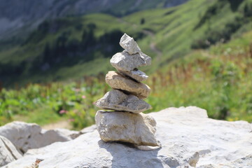 Steinturm am Wanderweg
