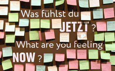 Wand mit vielen Zetteln: Was fühlst du jetzt?