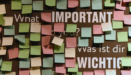 Wand mit vielen Zetteln: Was ist dir wichtig?