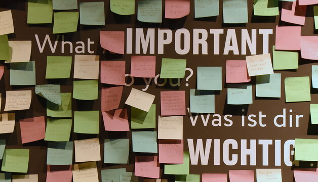Wand mit vielen Zetteln: Was ist dir wichtig?