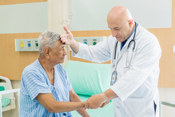 Obraz premium The doctor check the old senior man and talk about recovering at the hospital., Medical and healthcare concept.