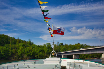 Flagge Thüringen am Bug von einem Schiff, Bleilochtalsperre, Saale Stausee, Saalburg, Thüringen,...