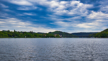 Wasser mit Ufer am Horizont, blauer Himmel mit Wolken, Bleilochtalsperre, Saalburg, Thüringen, Deutschland