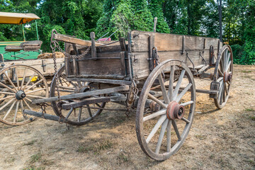 Fototapeta na wymiar Pioneer wooden wagon