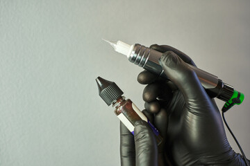 apparatus for permanent makeup and paint in hands in black gloves. tattoo, microblading, permanent makeup - obrazy, fototapety, plakaty