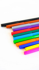Obraz premium Multicolored felt-tip pens on a white background