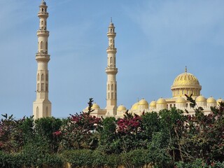 Fototapeta na wymiar Minarets and dome, of El Mina Masjid mosque in Hurghada, Egypt.
