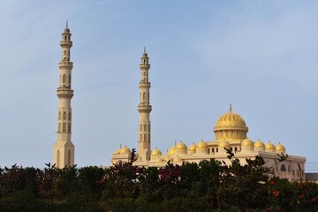 Fototapeta premium Minarets and dome, of El Mina Masjid mosque in Hurghada, Egypt.