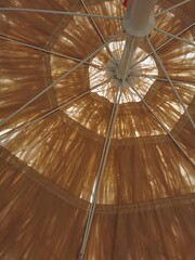 Sonnenschirm aus Bambus und Schilf
