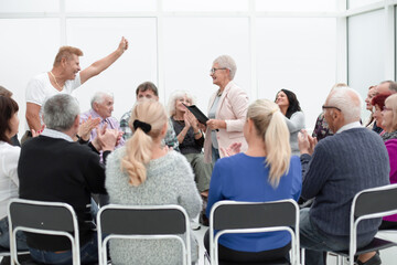 Obraz premium old lady teaches old people