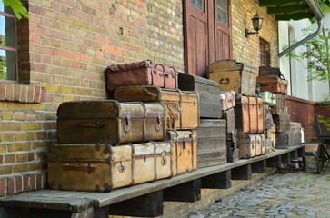 Bahnhof - Old - Koffer