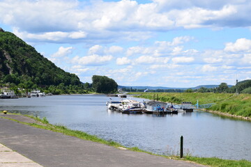 Hafen mit kleinen Booten am Rand des Industriehafens