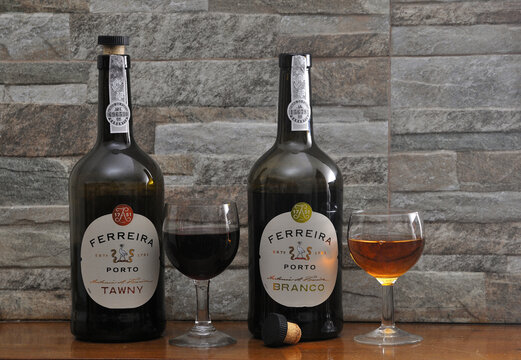 Duas garrafas de vinho Português do Porto, vinho branco e tinto com copos servidos, garrafas abertas, tawny, internacional, douro português